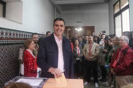 Pedro Sánchez madruga para votar y responde a los gritos de «que te vote Txapote»: «Es una pena, tenemos a los intolerantes»