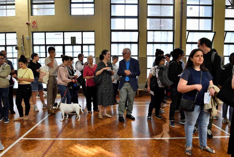 Una joven ha acudido con su mascota para votar en el colegio electoral La Sedeta, en Barcelona 