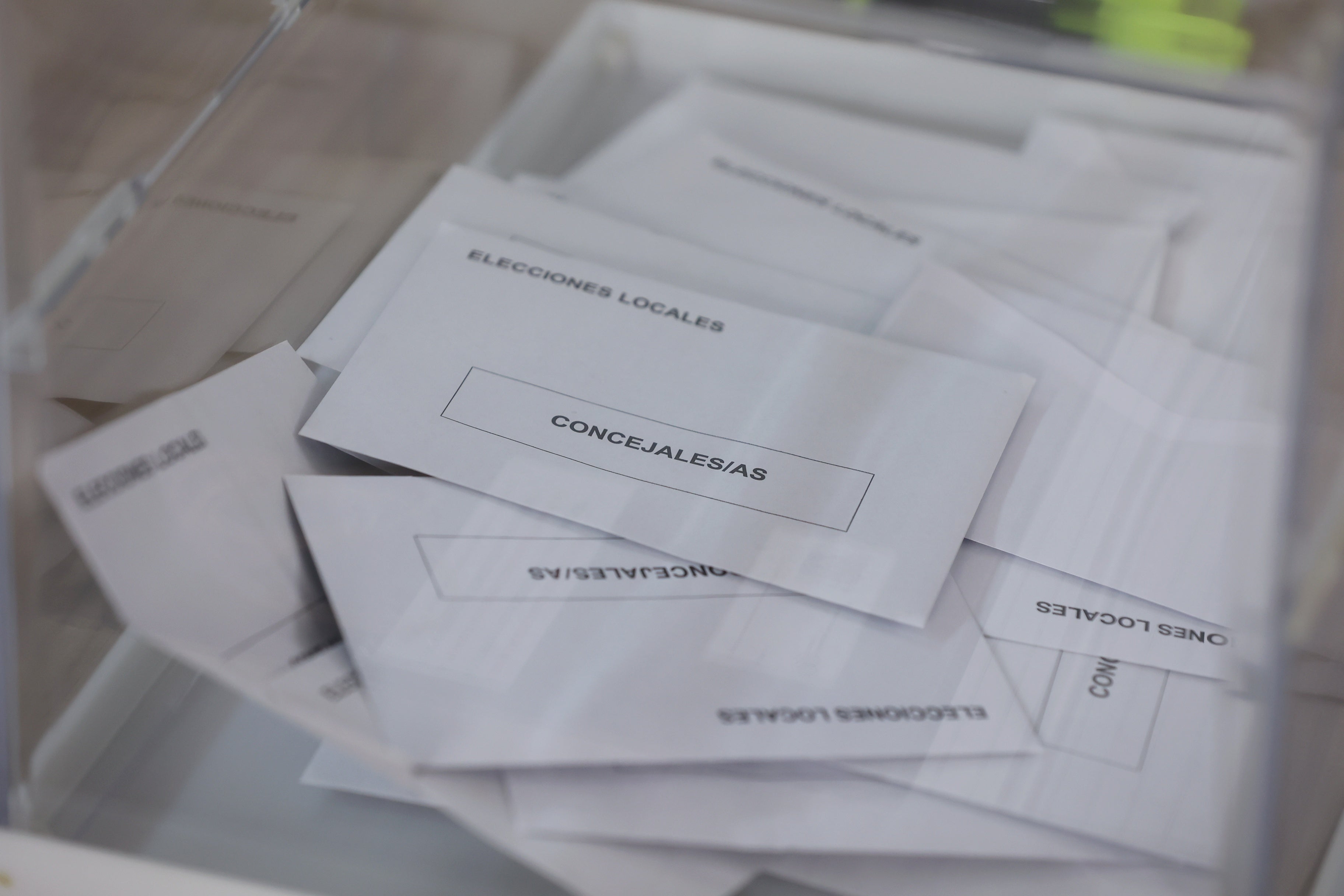 Así votan los cordobeses en los colegios electorales, en imágenes