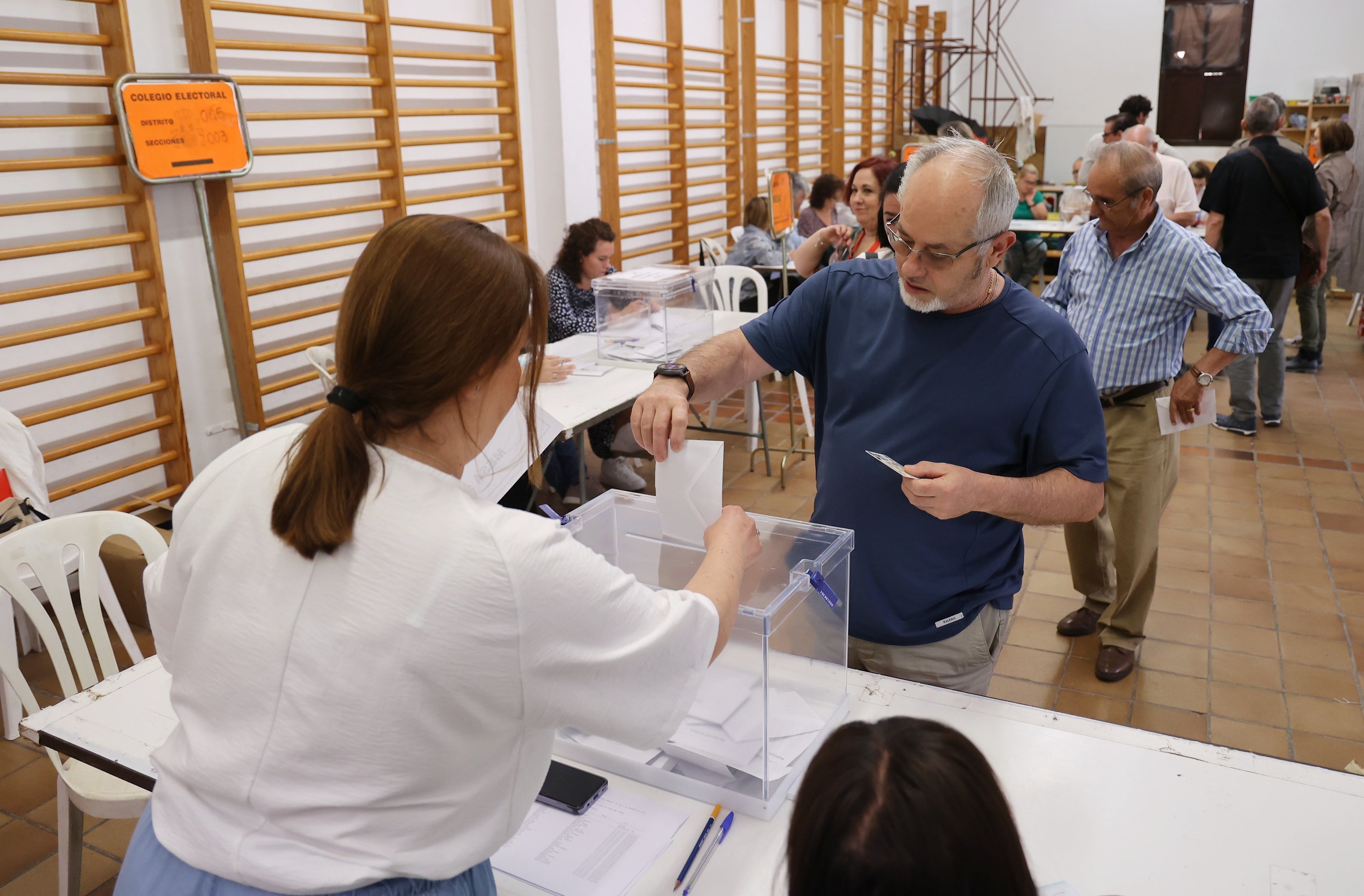 Así votan los cordobeses en los colegios electorales, en imágenes