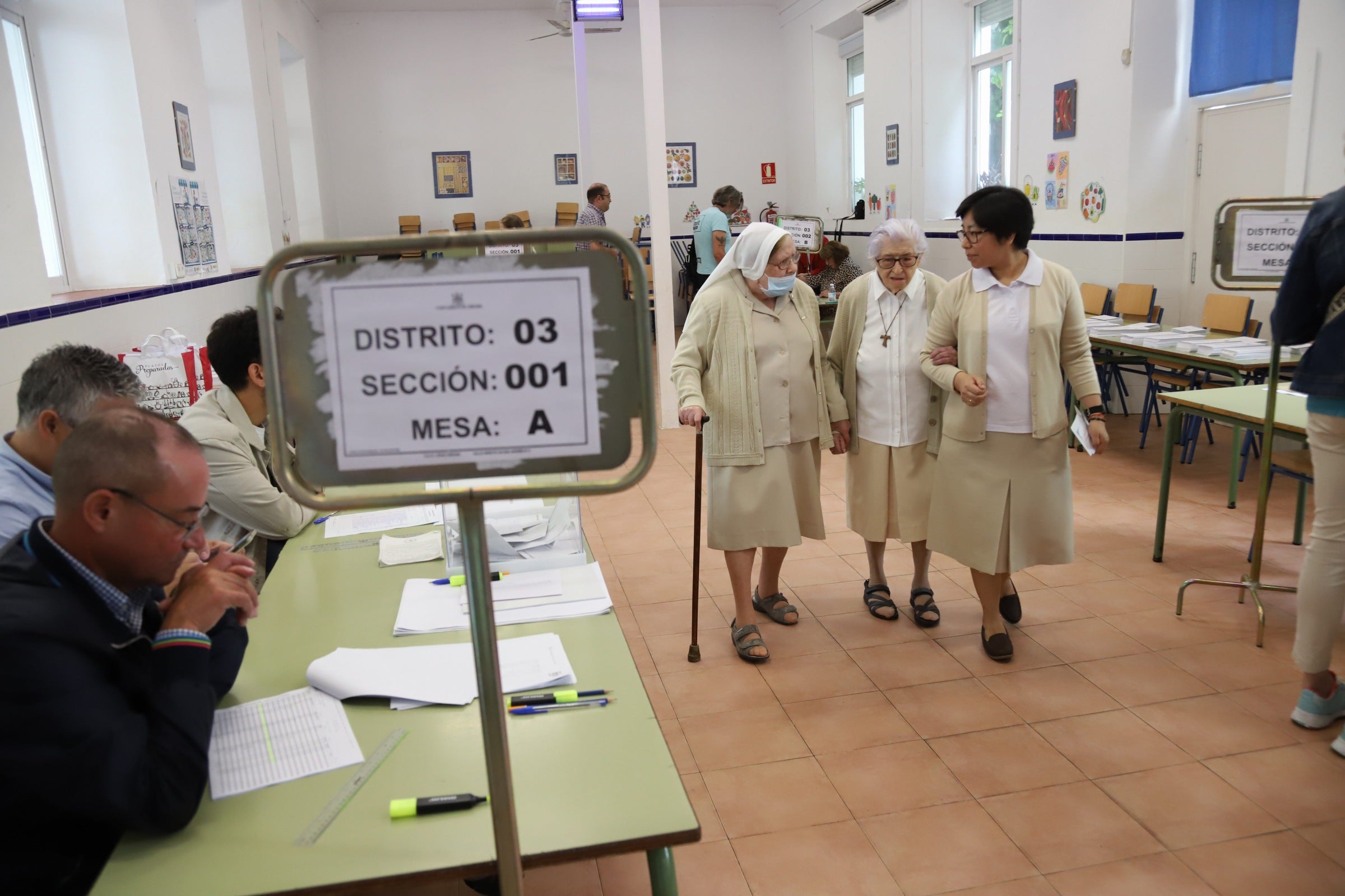 Así votan los cordobeses en los colegios electorales, en imágenes