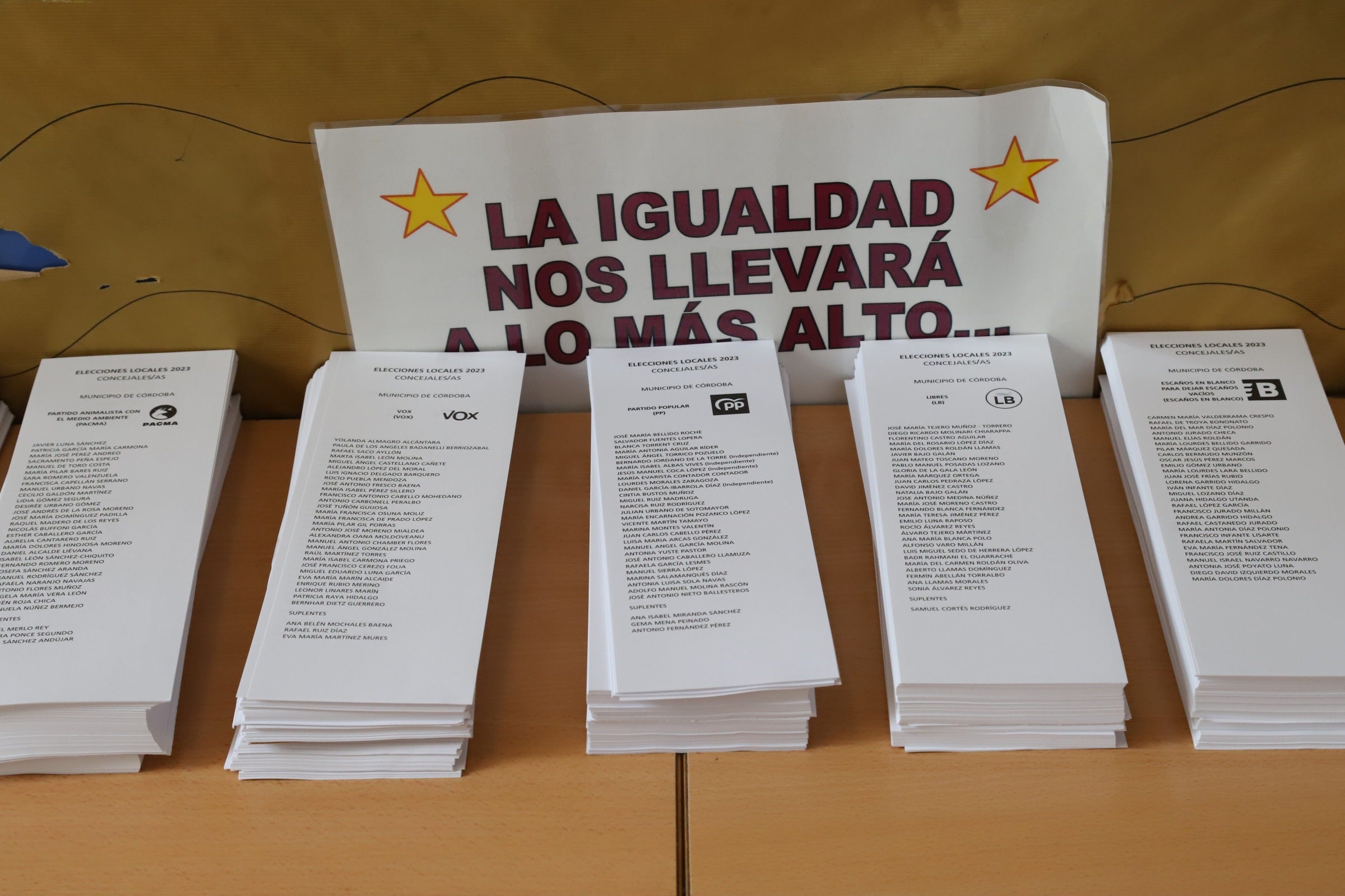 Así votan los cordobeses en los colegios electorales, en imágenes