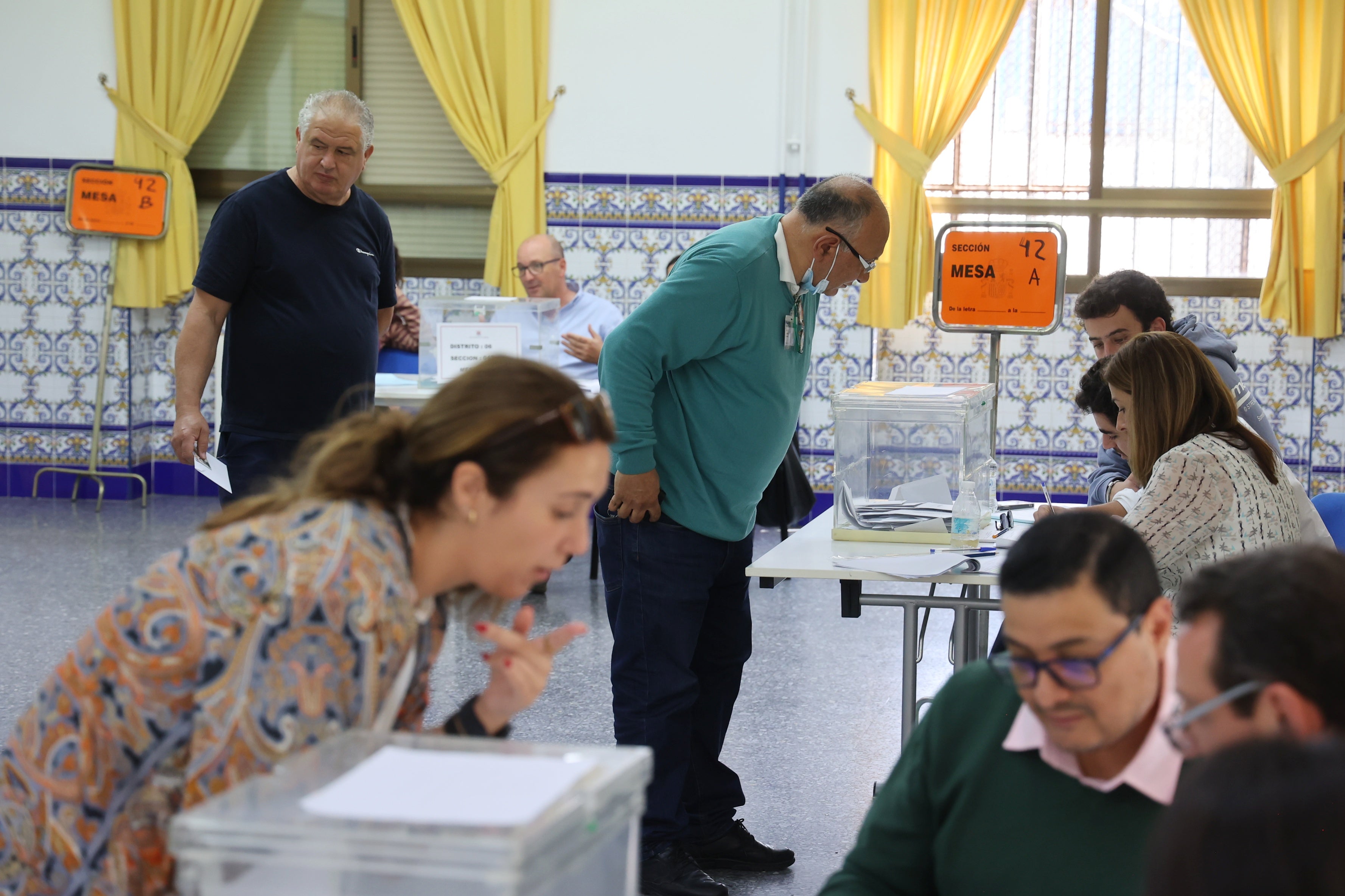 Así votan los cordobeses en los colegios electorales, en imágenes