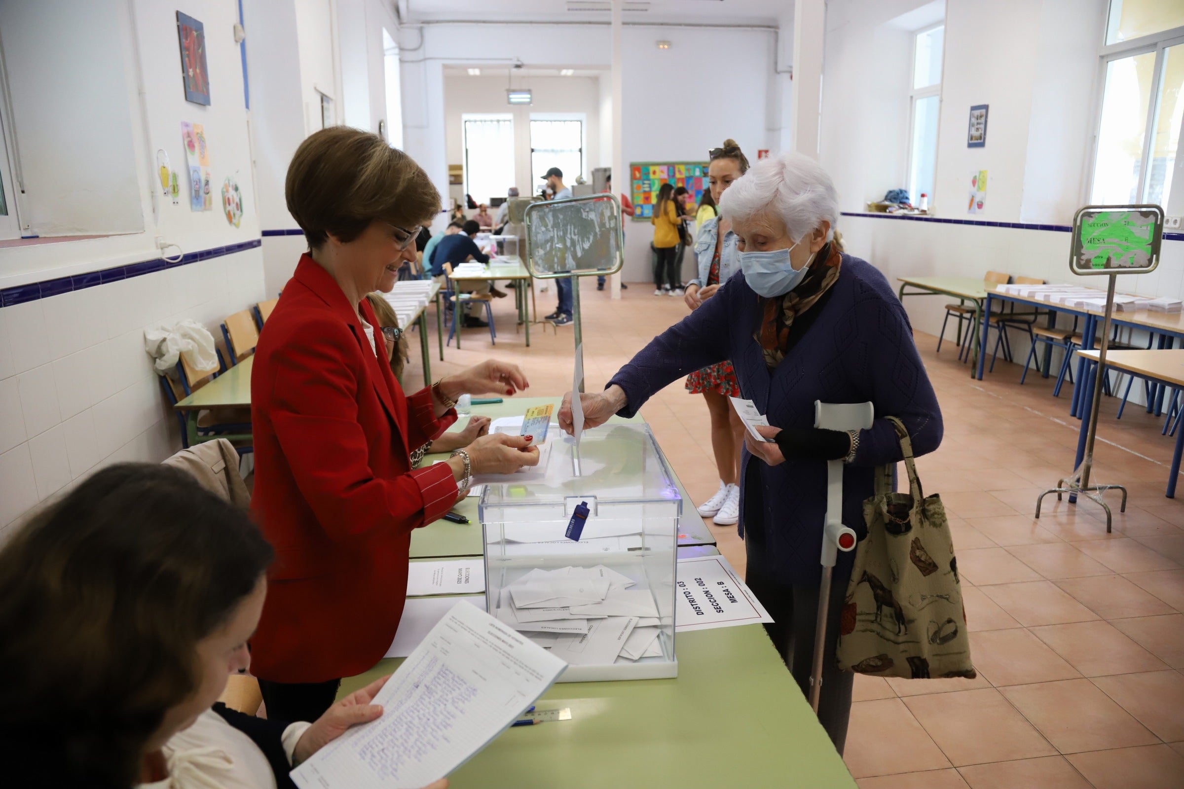 Así votan los cordobeses en los colegios electorales, en imágenes