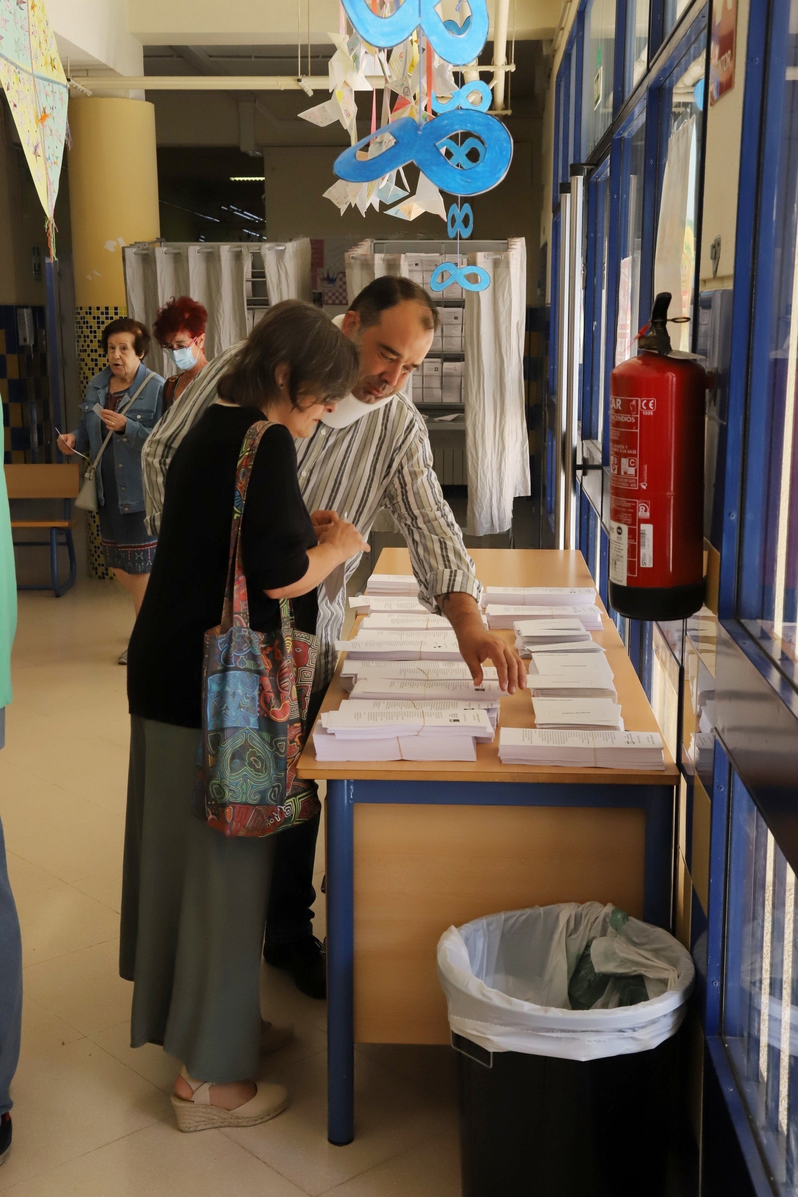 Así votan los cordobeses en los colegios electorales, en imágenes