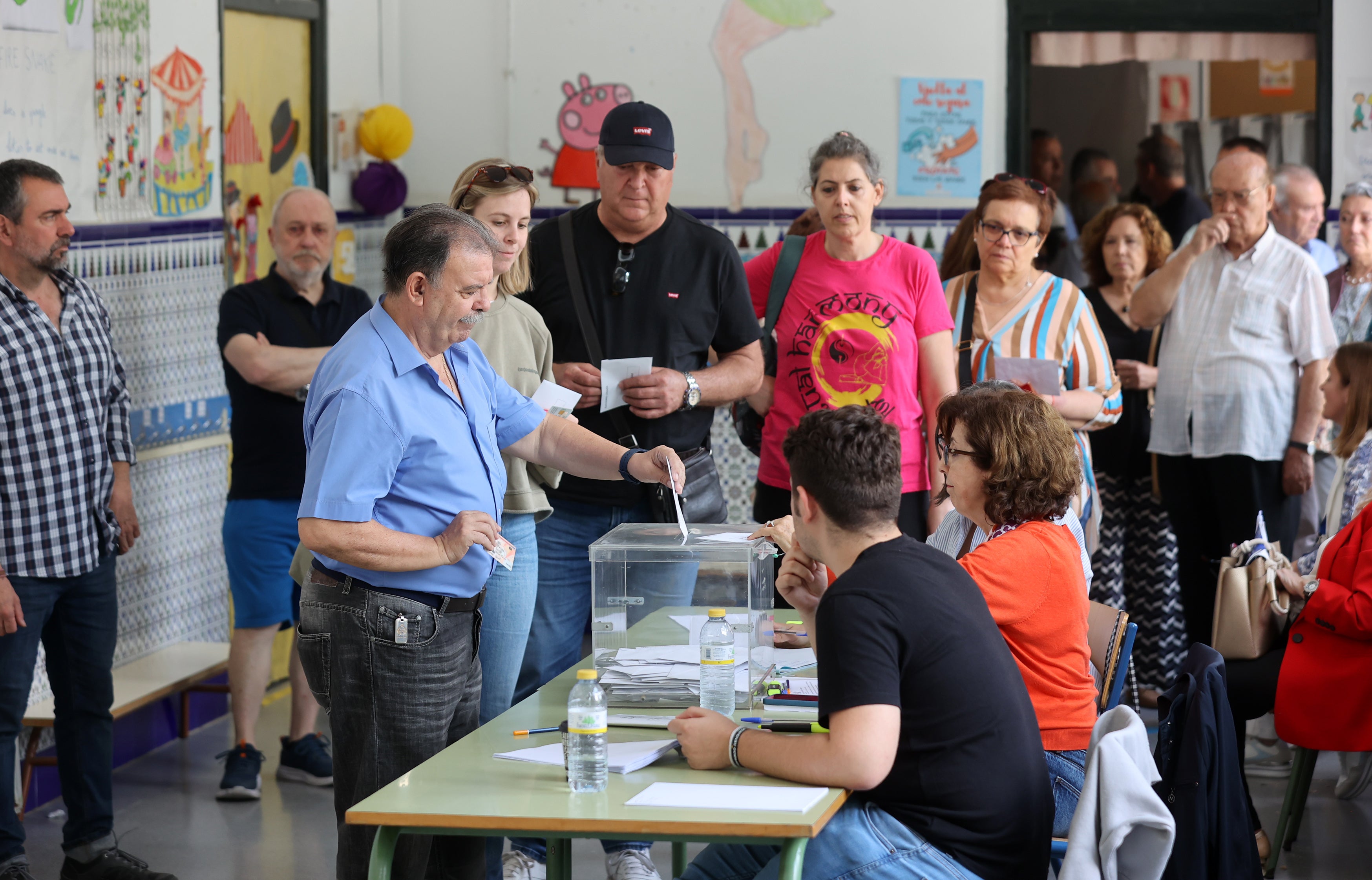 Así votan los cordobeses en los colegios electorales, en imágenes