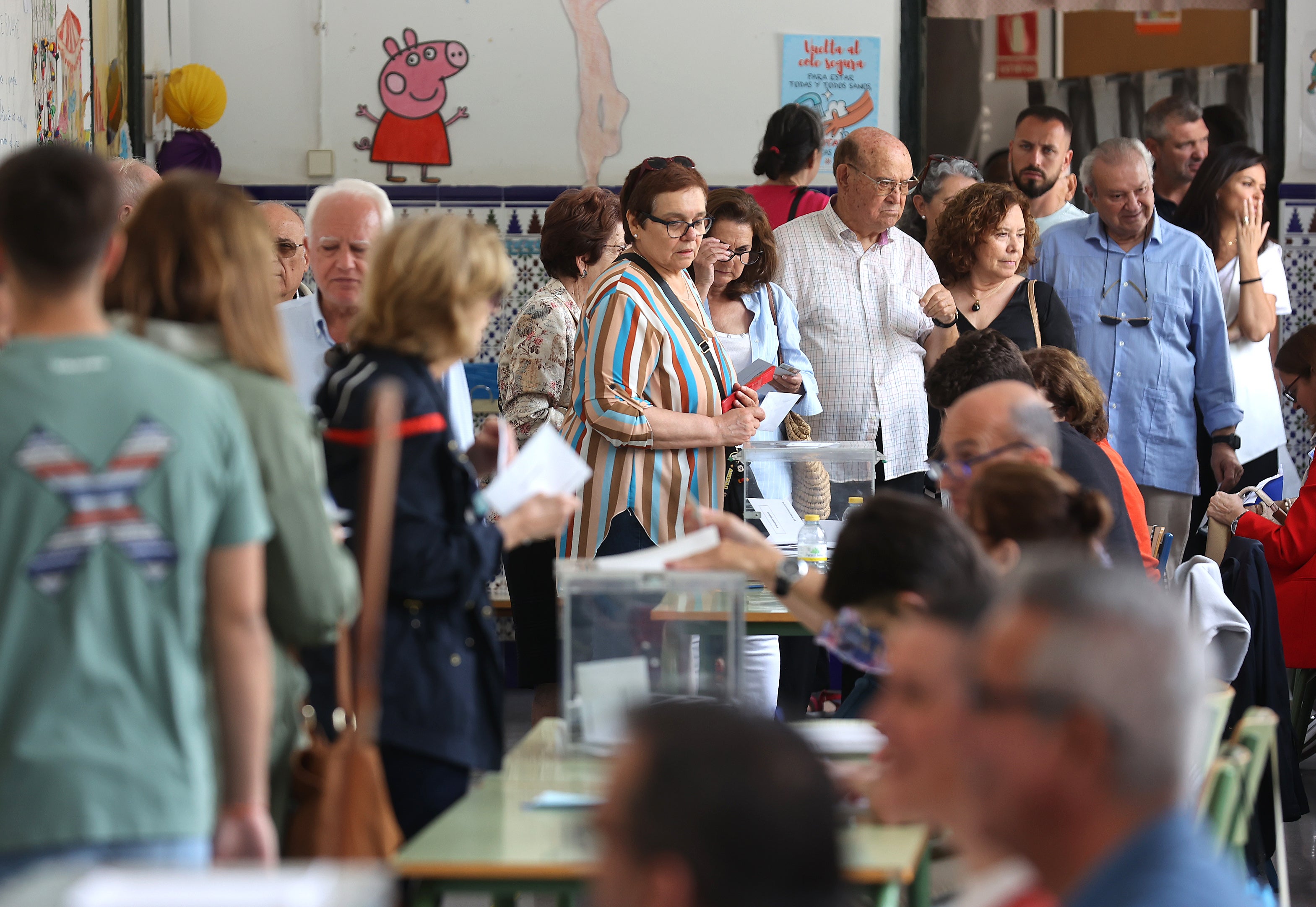 Así votan los cordobeses en los colegios electorales, en imágenes