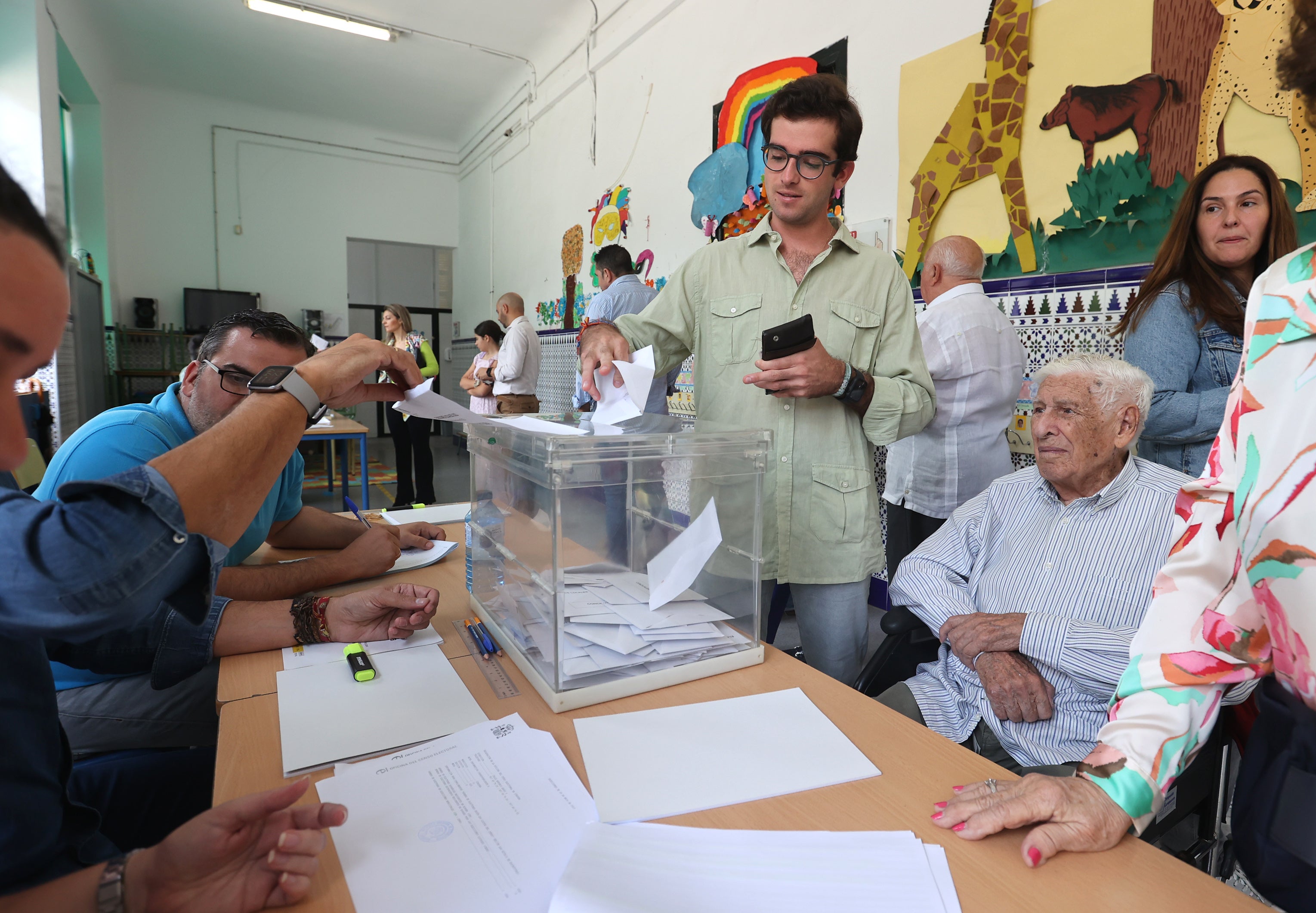 Así votan los cordobeses en los colegios electorales, en imágenes