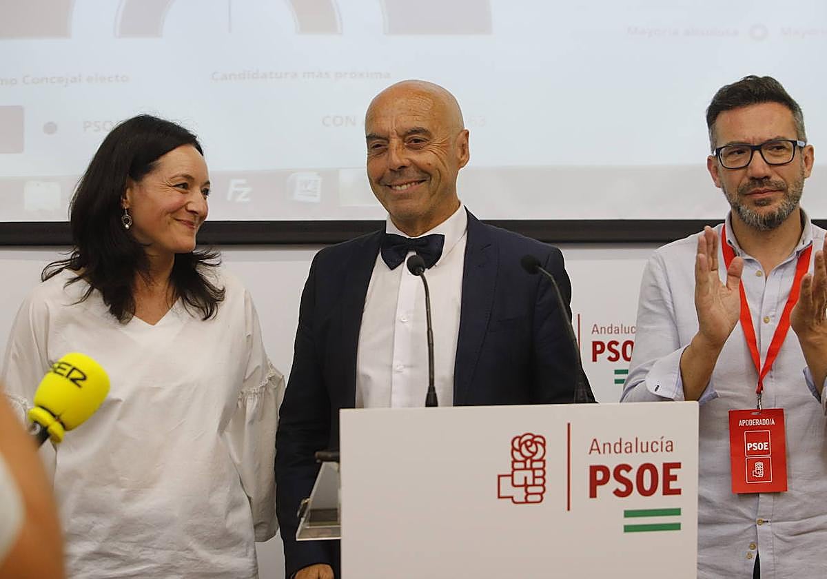 El candidato del PSOE, Antonio Hurtado, hoy durante su comparecencia en la sede socialista