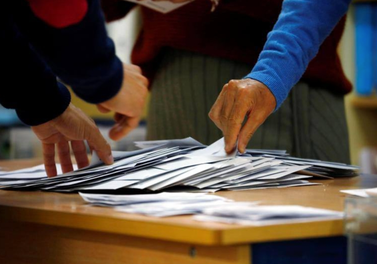 Recuento de votos en un colegio electoral en las elecciones municipales de 2019