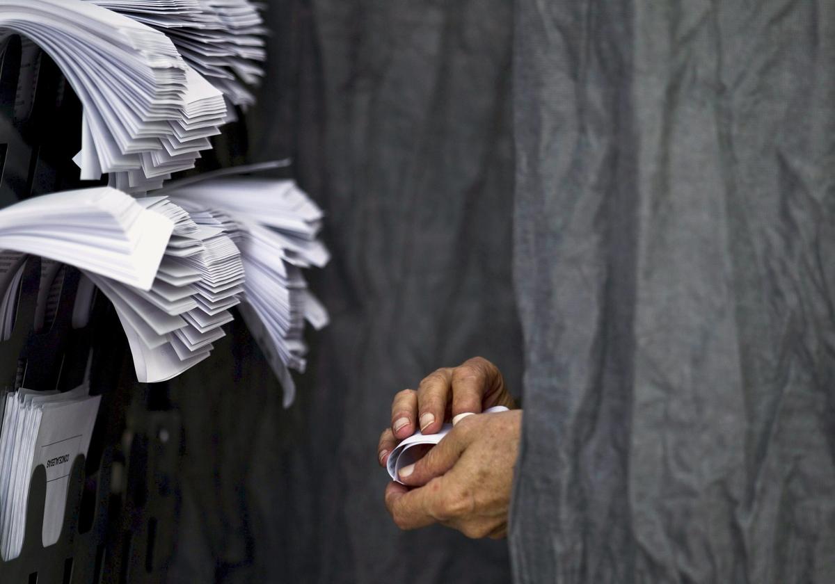 Interior de una cabina electoral