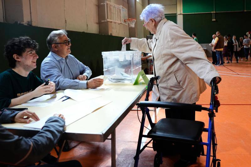 Pura Ruiz, una ciudadana de 95 años se dispone a ejercer su voto en la Escuela Grèvol este domingo en Barcelona.