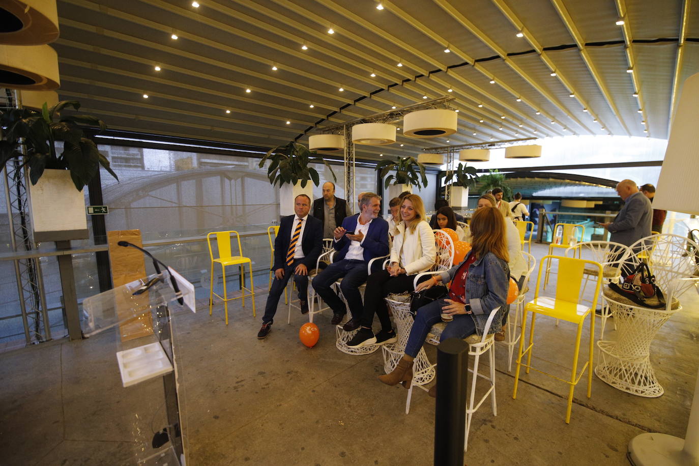 El ambiente electoral en la sede de Cs, en imágenes