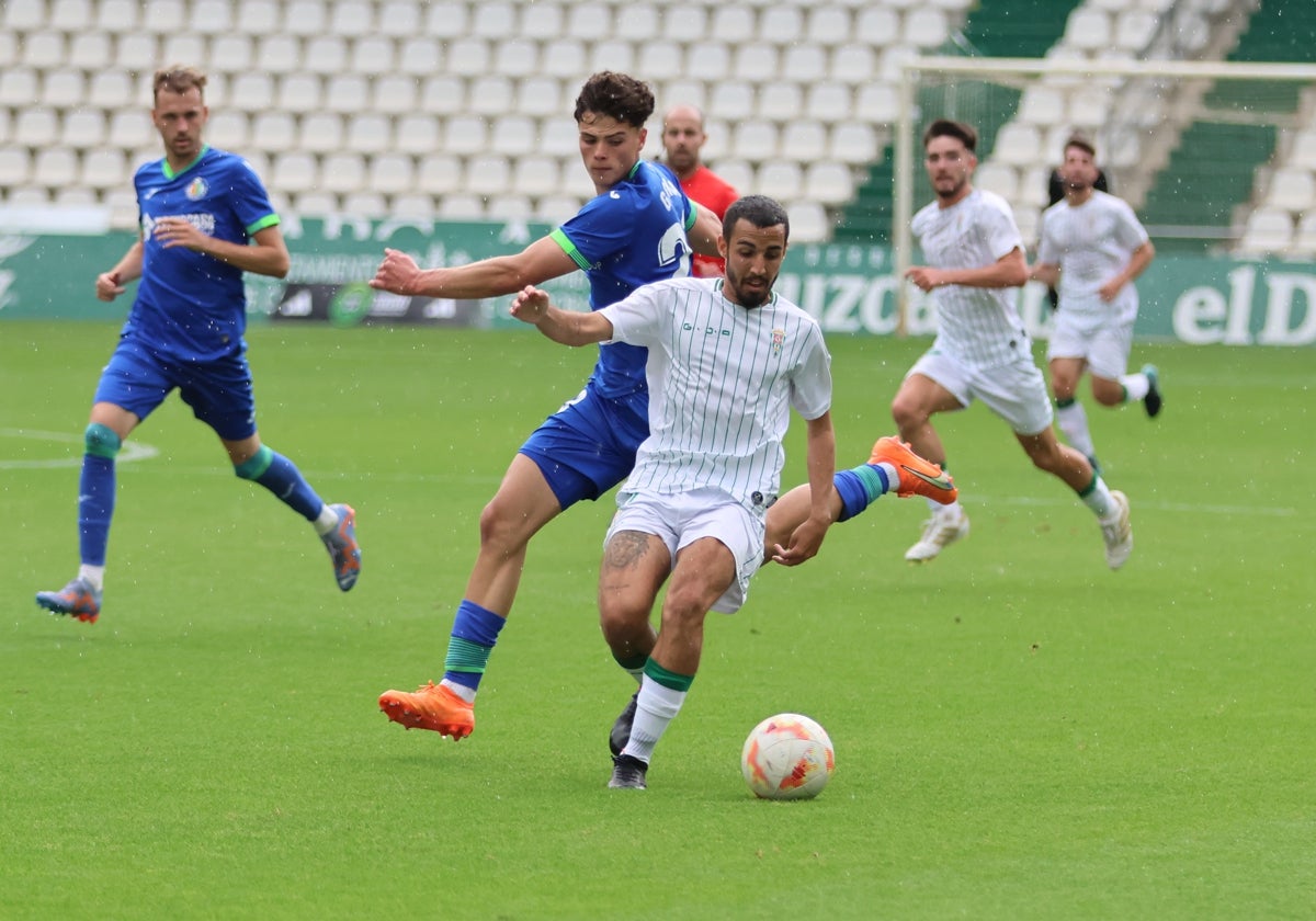 Abreu conduce el balón durante el partido en El Arcángel