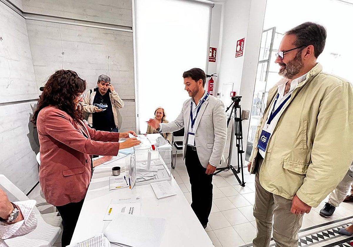 Fernando Priego, votando junto a Adolfo Molina