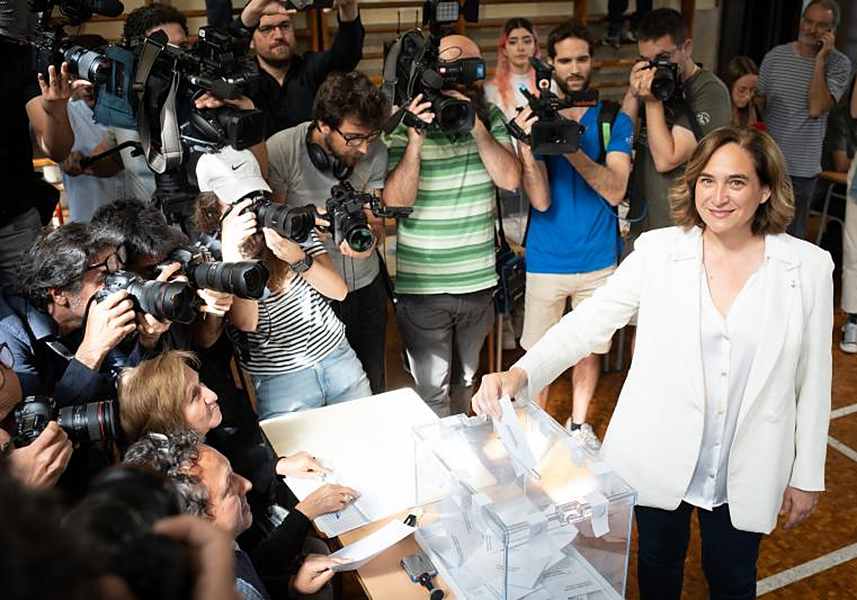 Ada Colau, hoy, votando en las elecciones municipales de Barcelona