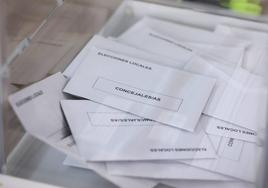 Elecciones municipales Córdoba 2023 | Dos votantes de Aguilar introducen una doble papeleta en las urnas, que han sido retiradas