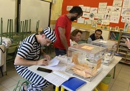 Un miembro de una mesa electoral en Alicante se presenta vestido de presidiario