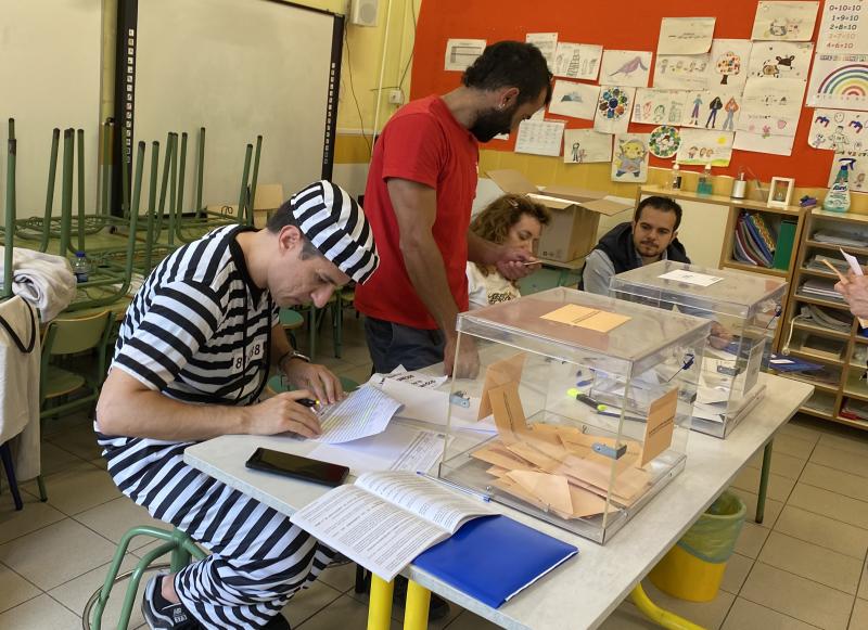 Un﻿ miembro de la mesa electoral del Colegio JoaquÃ­n Sorolla del Barrio de San Blas de Alicante acude disfrazado de presidiario