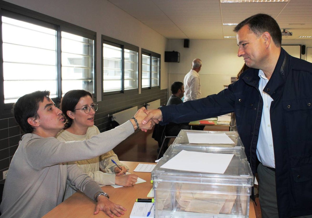 Manuel Serrano, candidato a la Alcaldía del PP en Albacete, votando este domingo 28 de mayo de 2023