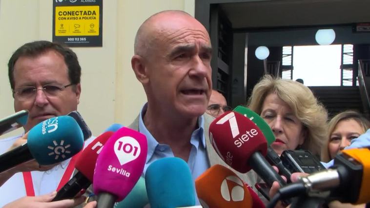 Muñoz (PSOE) insta a votar en Sevilla con "mucha ilusión" y "pensando en el futuro de los barrios"