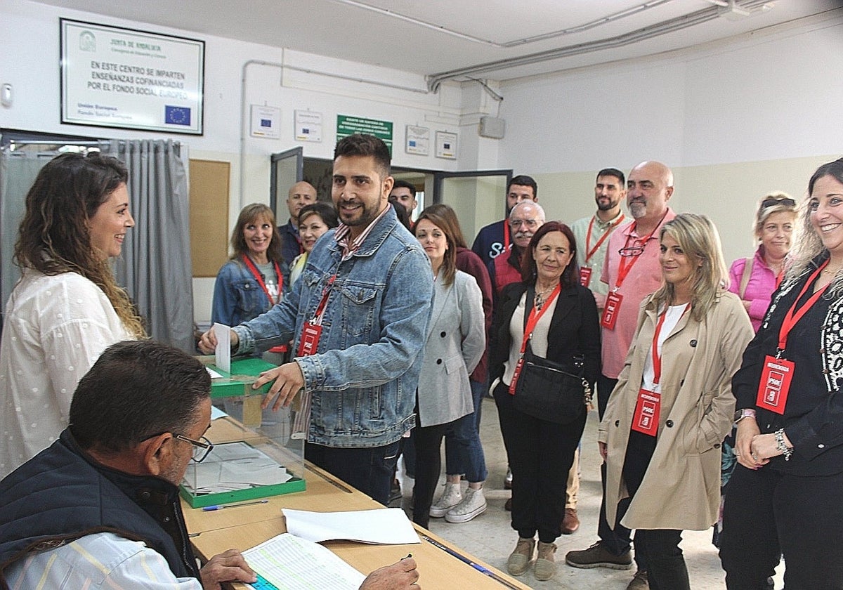 El candidato del PSOE en Peñarroya Pueblonuevo, Víctor Manuel Pedregosa, vota este domingo