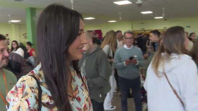 Villacís visita un colegio electoral de Valdebebas (Madrid)