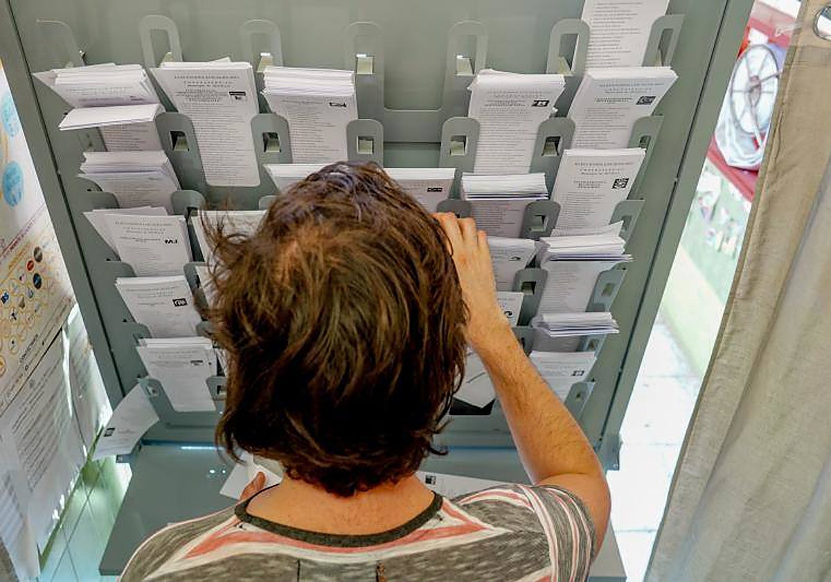 Un votante elige su papeleta en un colegio electoral andaluz