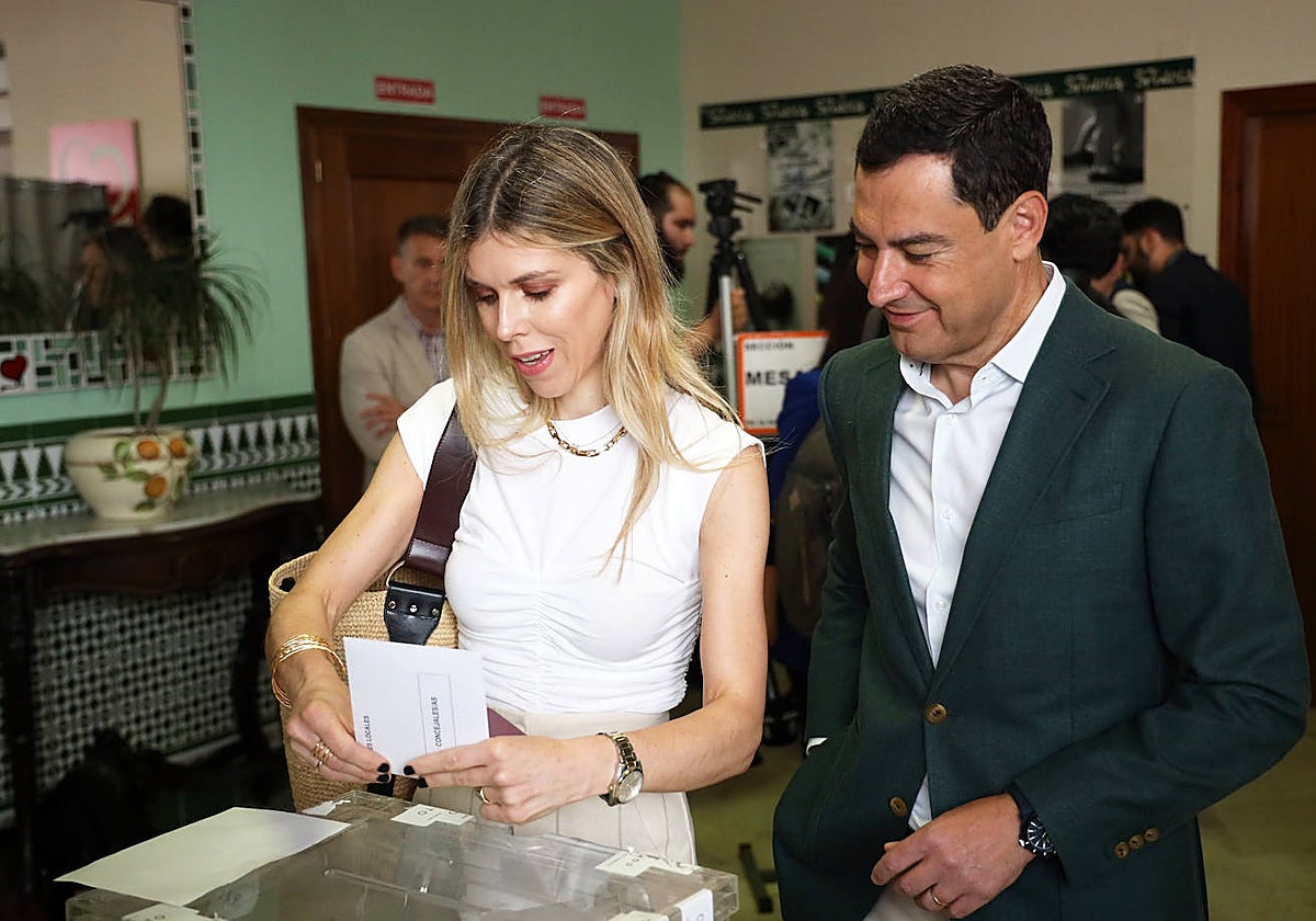 El presidente del PP andaluz y de la Junta, Juanma Moreno vota junto a su esposa, Manuela Villena López, en Málaga