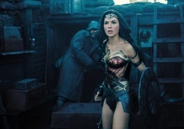 Macarena Olona se suma a la moda de los superhéroes políticos y se convierte en 'Wonder Woman' para el 28M