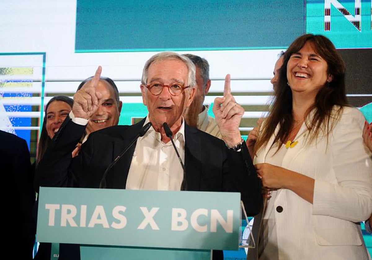 El candidato de Junts per Catalunya a la Alcaldía de Barcelona, Xavier Trias, junto a la presidenta de su partido, Laura Borràs