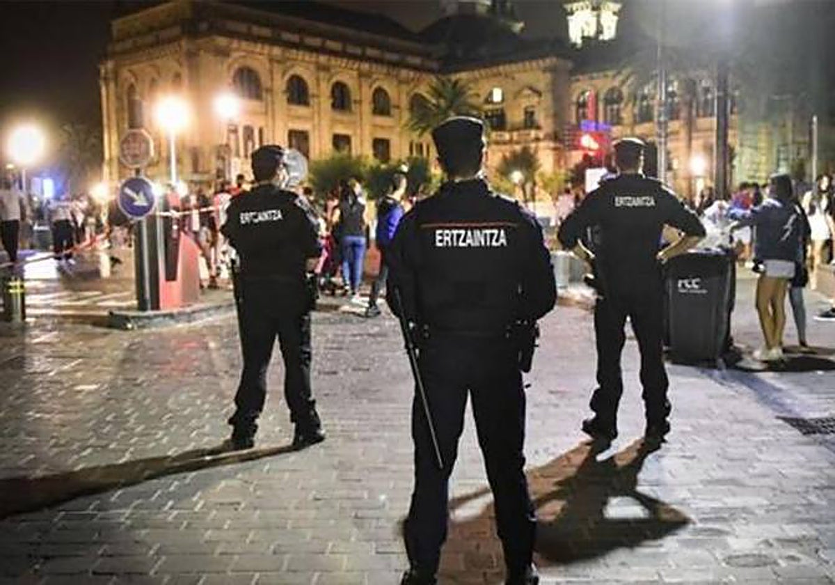 Miembros de la Ertzaintza vigilan las zonas