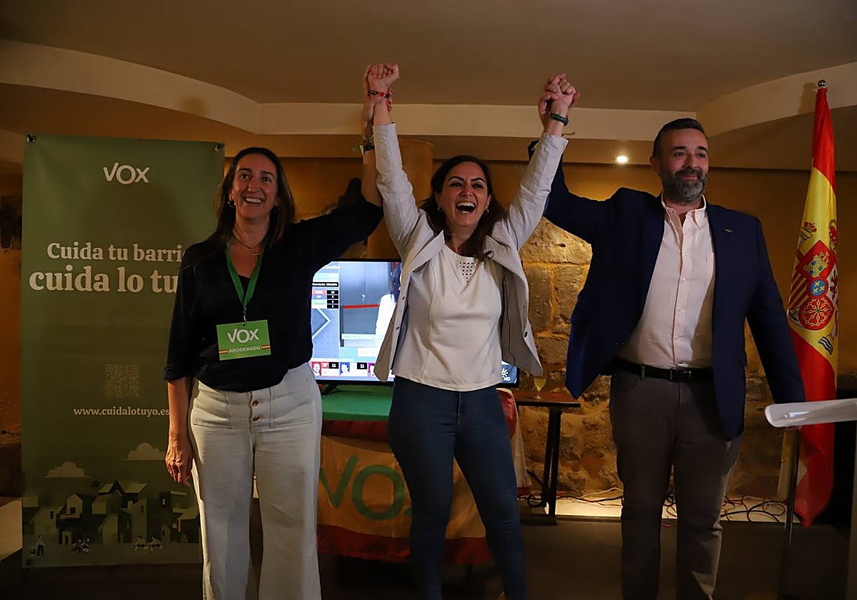 Almagro, con los suyos tras conocer los resultados