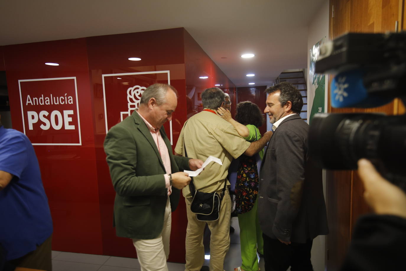 El ambiente en la sede del PSOE de Córdoba, en imágenes