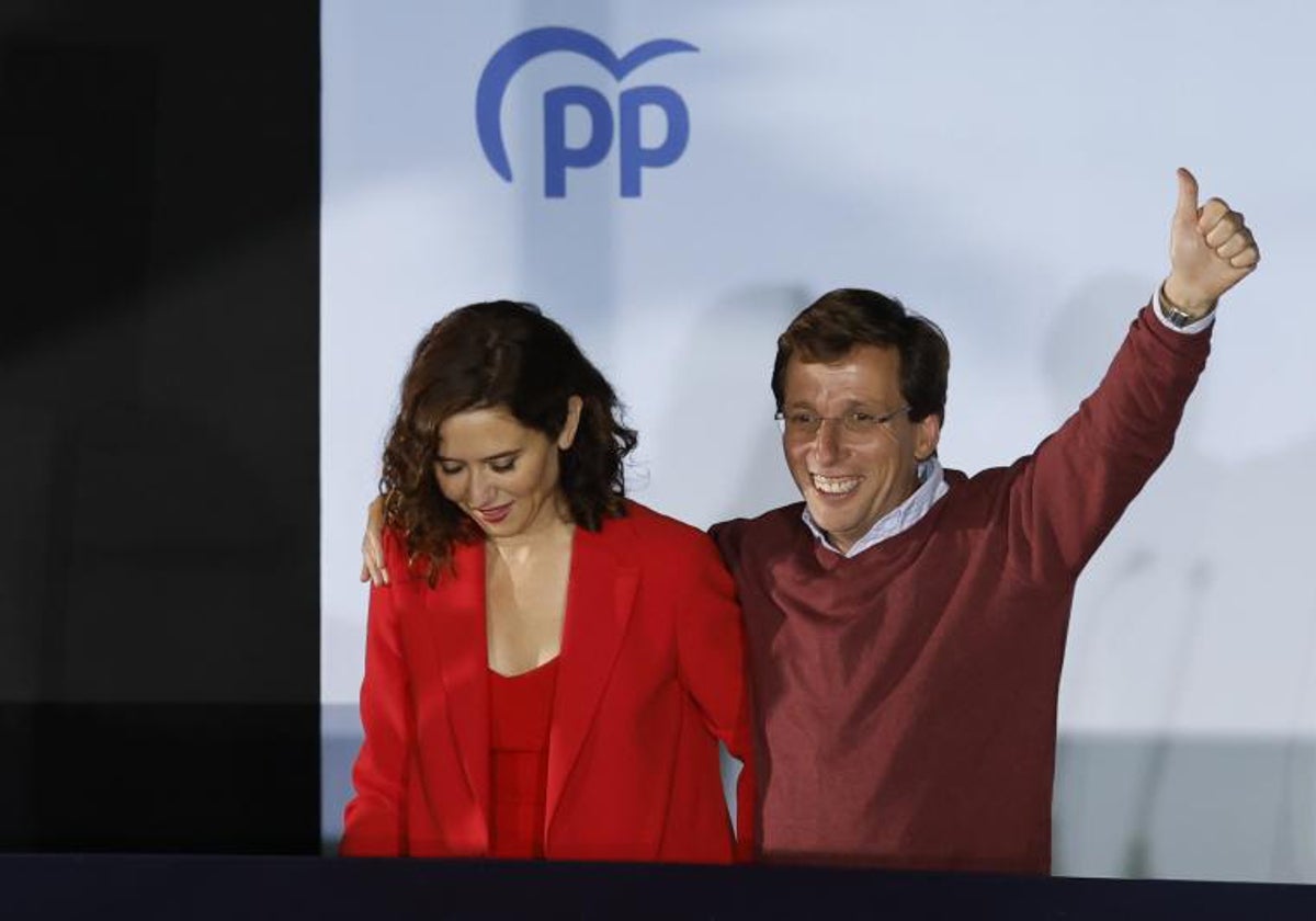 Isabel Díaz Ayuso y José Luis Martínez-Almeida, celebrando su triunfo en el balcón de Génova