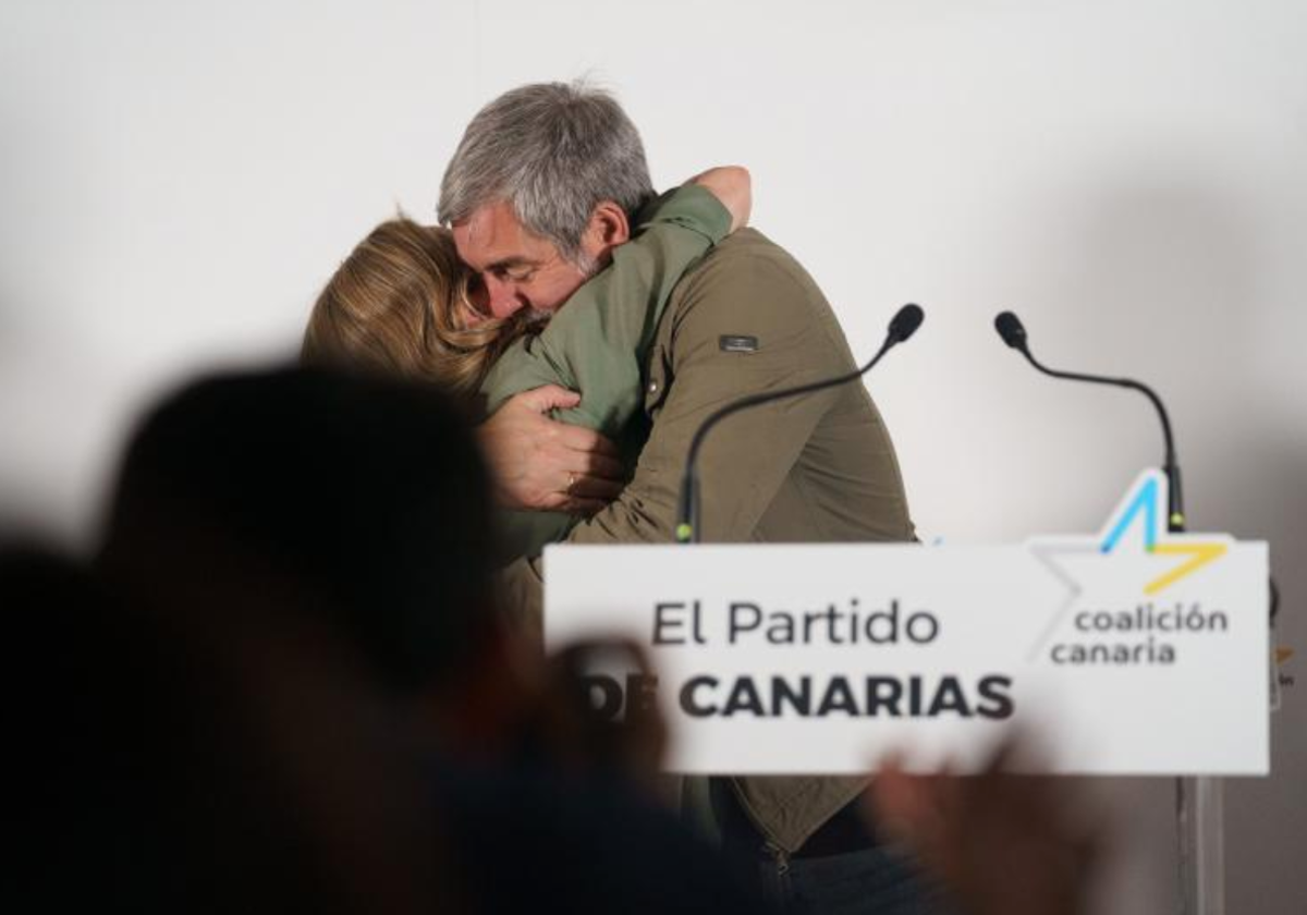 El líder de CC, Fernando Clavijo, se abraza con la cabeza de lista por Tenerife, Ana Oramas