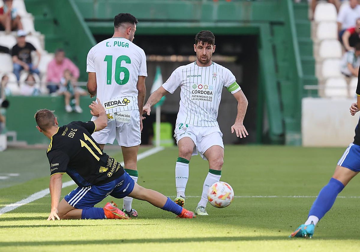 Javi Flores conduce el balón durante un partido esta temporada
