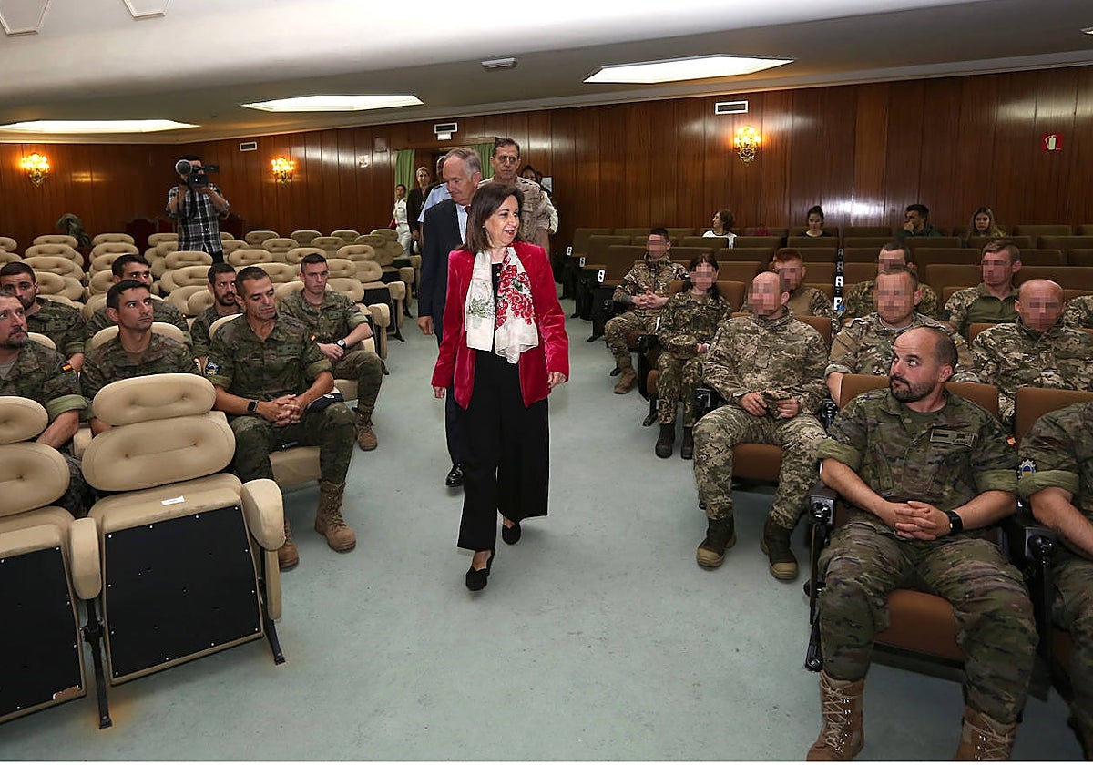 Margarita Robles despide a los sanitarios ucranianos que forman parte de la Misión de Asistencia Militar de la Unión Europea de Apoyo