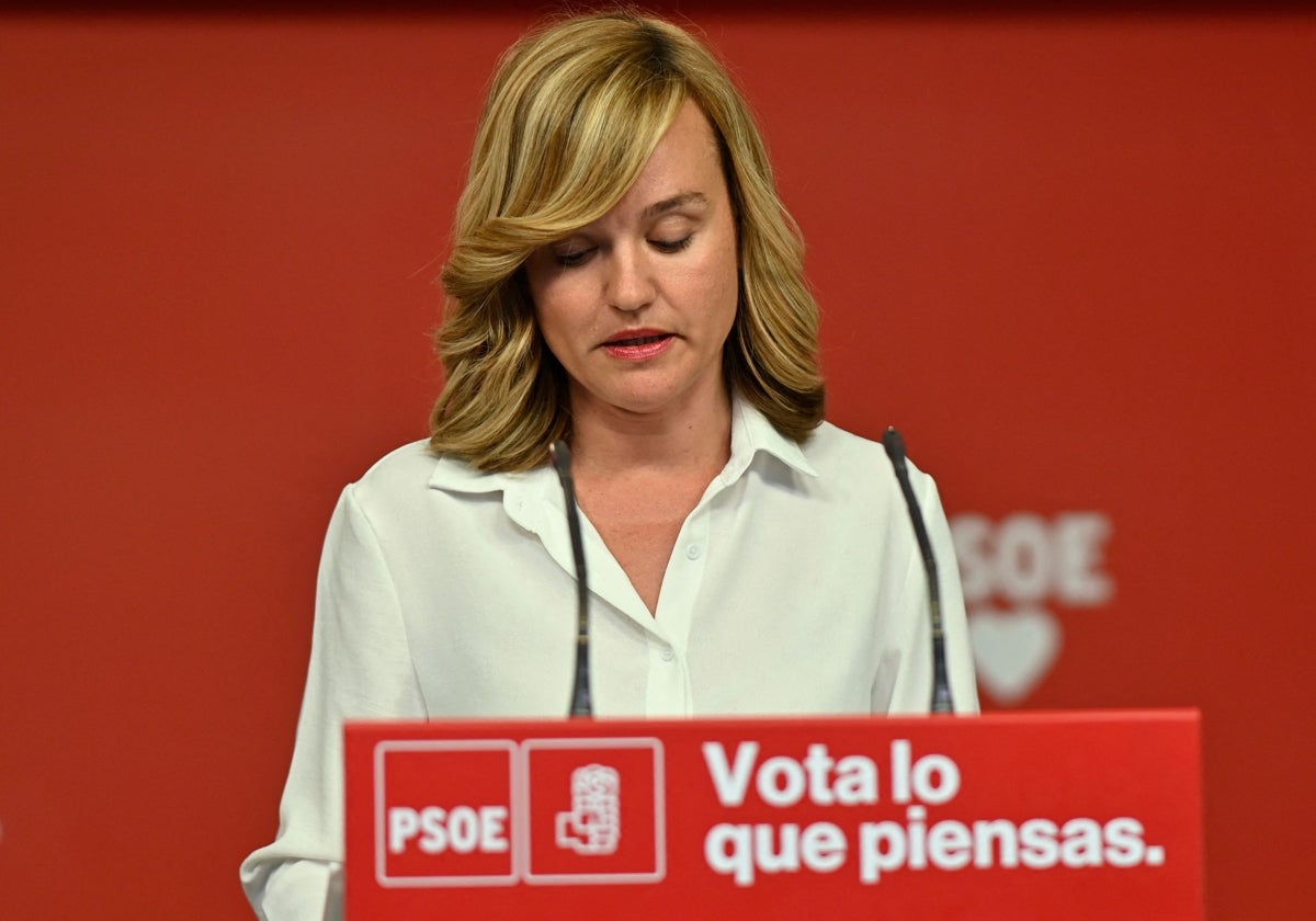 La ministra y portavoz del PSOE, Pilar Alegría, con gesto serio en la noche electoral