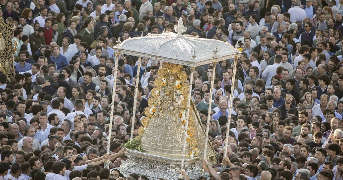 Solo tres horas de procesión de la Virgen del Rocío tras romperse su nuevo  paso
