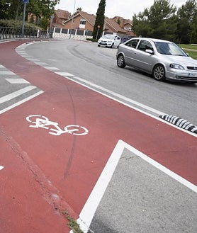 Imagen secundaria 2 - Vecinos de Rivas, a las puertas de un centro de mayores, y en zona residencial; cerca, uno de los carriles bici