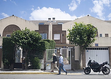 Imagen secundaria 1 - Vecinos de Rivas, a las puertas de un centro de mayores, y en zona residencial; cerca, uno de los carriles bici
