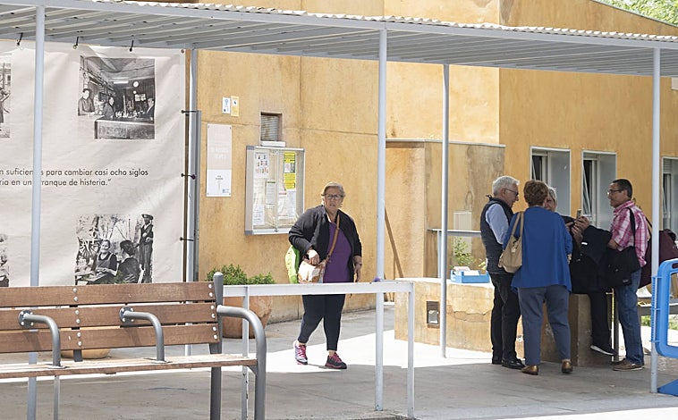Imagen principal - Vecinos de Rivas, a las puertas de un centro de mayores, y en zona residencial; cerca, uno de los carriles bici