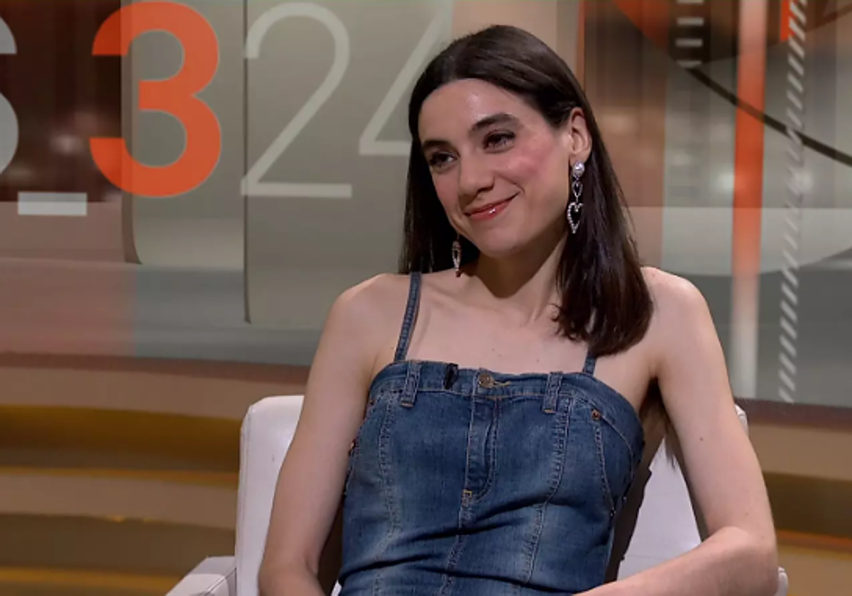 La actriz y poeta catalana, Juana Dolores, en el plató de 'Més 324'