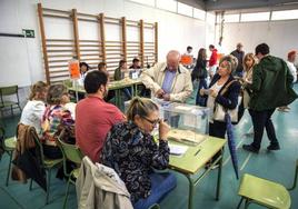 El PSOE, de criticar el calor en las aulas en primavera a programar un adelanto electoral en julio