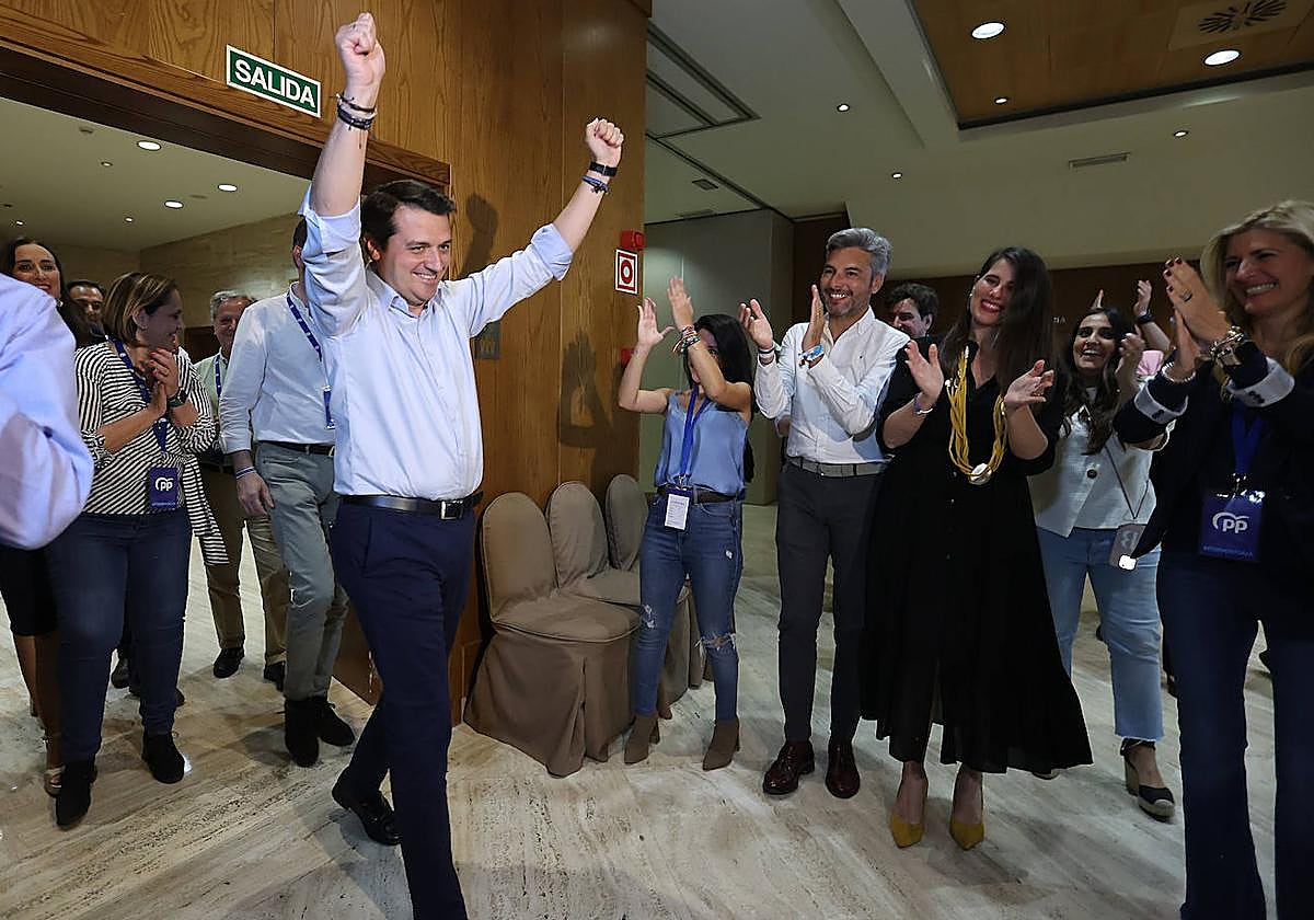 Bellido recibe la felicitación de cargos y simpatizantes del PP, en la noche electoral