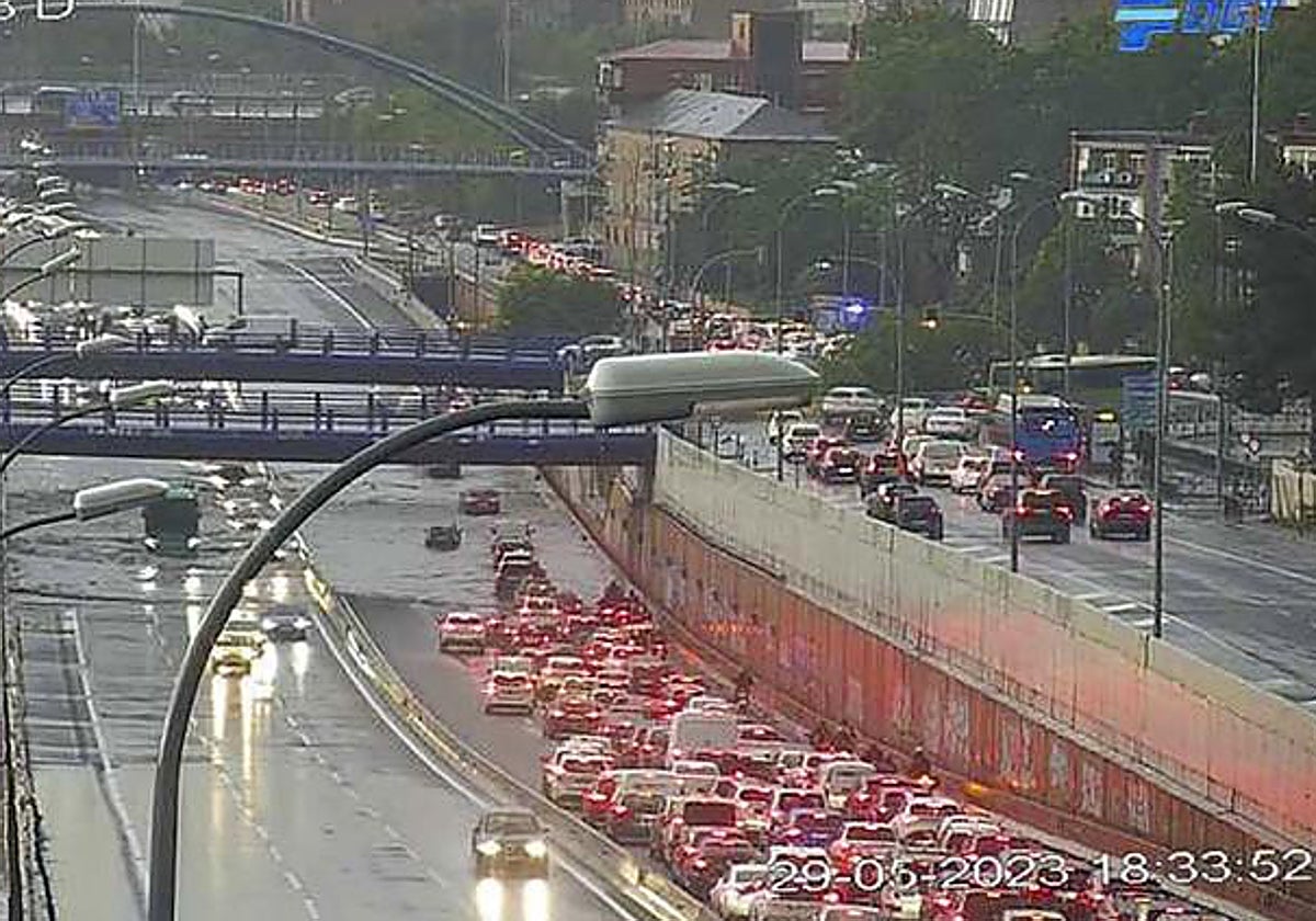 La A-2, en Madrid, cortada por las inundaciones causadas por la lluvia