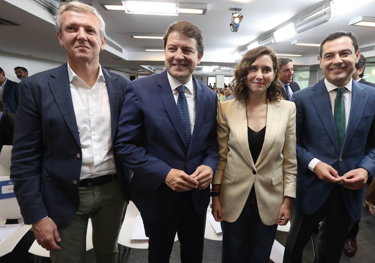 El presidente del PP de Castilla y León, Alfonso Fernández Mañueco, junto a los presidentes de Galicia, Alfonso Rueda, Madrid, Isabel Díaz Ayuso y el de Andalucía, Juan Manuel Moreno, en la reunión de la Junta Directiva Nacional del PP