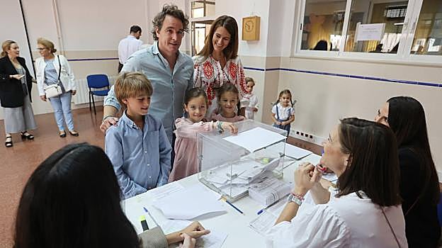 Una familia acude a votar a un colegio de la capital durante las últimas elecciones municipales