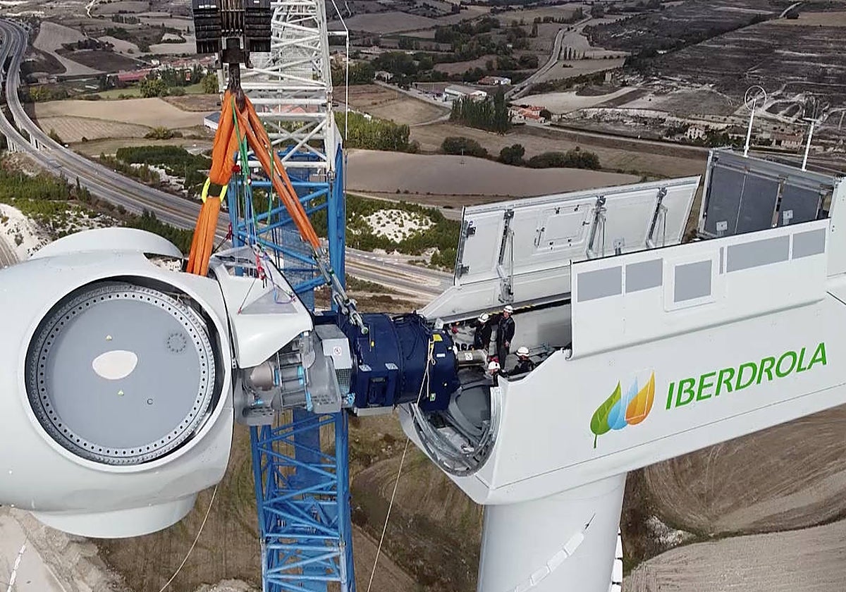 Instalación de un aerogenerador en un parque eólico de Iberdrola en Burgos